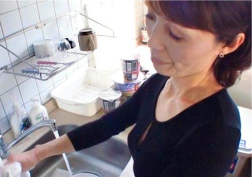 【五十路熟女】50代義母に劣情！我慢の限界で肉体関係を！