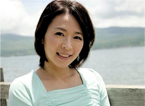 夫を騙してパート先の上司と日帰り不倫旅行する熟女妻…背徳的な行為が二人の絡みを熱く加速させた。