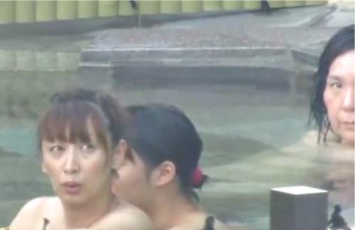 【盗撮】温泉の露天風呂で無防備に剛毛マ○コをひけらかす熟女や童顔美少女！