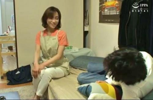 【おばさんレンタル】スレンダー五十路熟女の家事代行サービスの人妻に強引にセックスを迫り脱がせてみる！