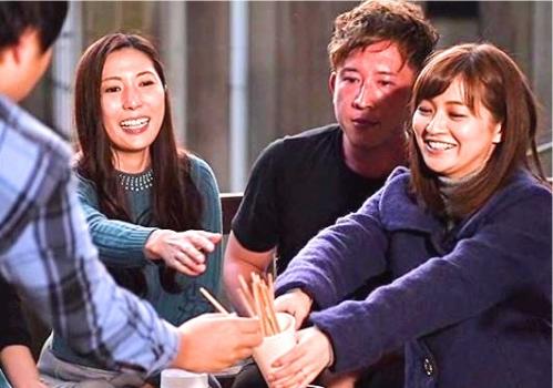 温泉旅行で出会ったママ友たちとイケメン大学生たちが乱交ノリノリ不倫セックス！王様ゲームでハメちゃった♪