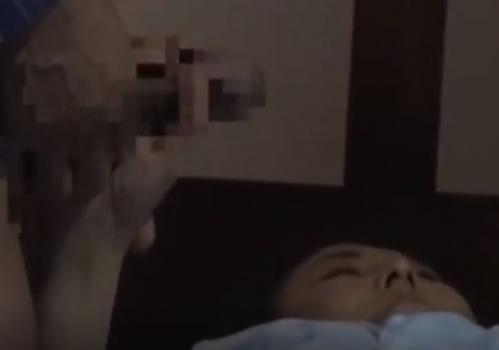 【ヘンリー塚本】義母に夜這いをかけてチンポ丸出しな男ｗ服を脱がして欲望のままにピストン！