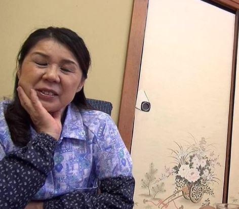 セックス大好き田舎の人妻熟女が人生の記念にAV出演！六十路おばさんがピストンでイキまくる！