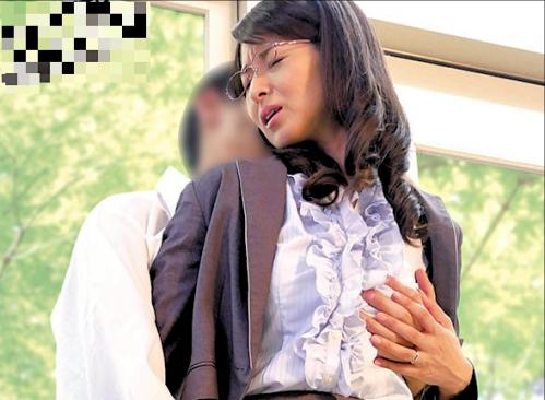 【熟女】過去の弱みを握られてしまった熟女教師…教え子に身体を差し出せと脅されメスの悦びに目覚めていく