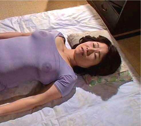 【嫁の母】五十路人妻熟女義母のムチッとした乳尻に欲情し襲ってしまった娘婿！