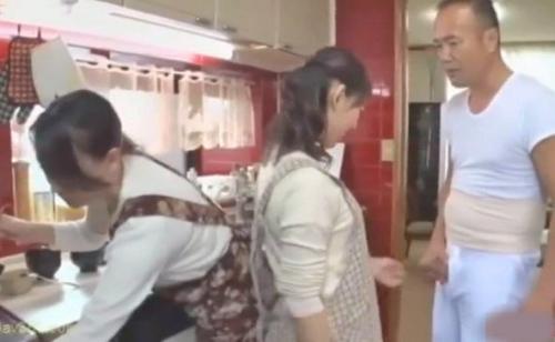 【近親相姦】崩壊家庭の一コマ。台所で母の前にも関わらず父の男根を嬉しそうにフェラする娘！どうかしてるぜ！