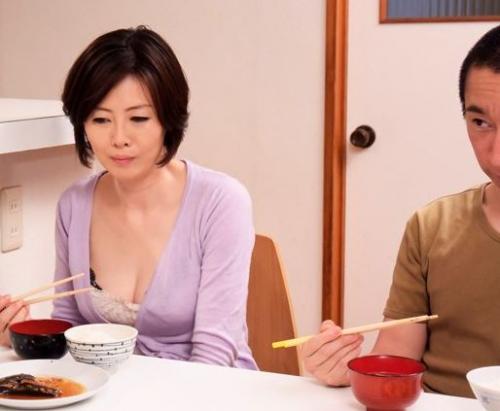 【近親相姦】美乳の四十路人妻が息子に犯された！夫が横で寝ているのに構わず激ピストン！
