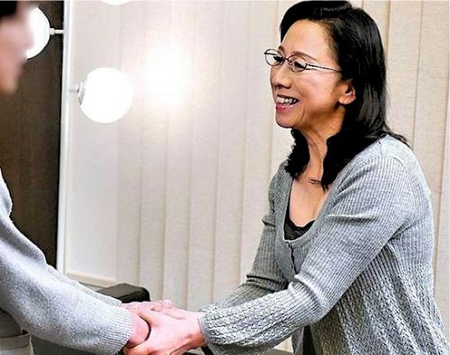 五十路家庭教師がまさかのご褒美フェラ！マラにねっとり絡みつく舌がエロすぎてヤル気もアップ