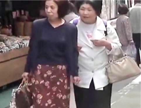 還暦六十路の豊満人妻熟女が濃厚レズセックス！垂れたお肉を震わせベロチューおっぱい乳首責め！