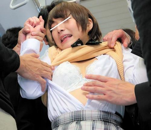 【痴漢】制服美少女が電車でレイプ！男たちに全身を陵辱され悔しくもイキオマ◯コは喜びの愛液垂れ流しｗ