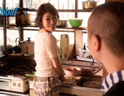 【六十路熟女】内原美智子。「お父さんが近くにいるのよ！」義理の息子に還暦の熟れた膣内に生挿入される義母！