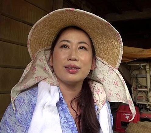 【痴女】田舎の奥様が凄テクで女を覚醒させる！仕事が終わればフェロモン撒き散らしてセックスに励みますｗ