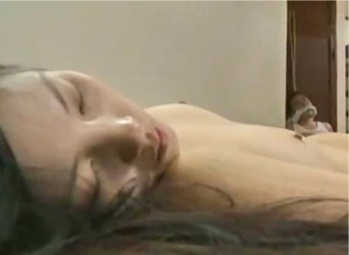 【ヘンリー塚本】夫の目の前で輪姦され続ける人妻熟女！薬を打たれて昏睡状態の女をハメまくる！
