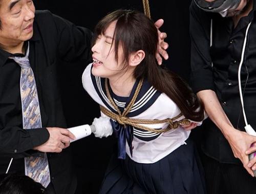【コスプレ】セーラー服の美少女が緊縛拘束され男たちの玩具に！電マ責めでイキ続けるも終わることはない