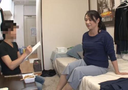 【おばさん、レンタル】ヤレると噂の家事代行サービスの五十路熟女を必死に口説いてハメる独身の男！