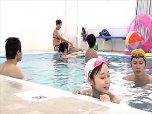 水中で巨乳人妻と息子が母子相姦セックス♡お金に釣られて母がどんどん大胆になりオマ○コアピール！
