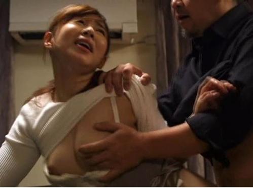 【ながえスタイル】弱みを握られた巨乳妻をレイプする中年の男！立ちバックで無慈悲にガン突きされる。