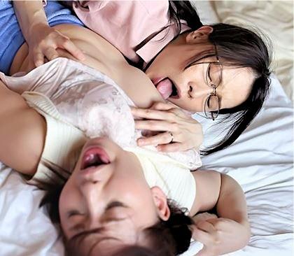 【ながえスタイル】嫁と義理の母がねっとりレズ性交！夫たちの知らない肉欲関係が行われていた…
