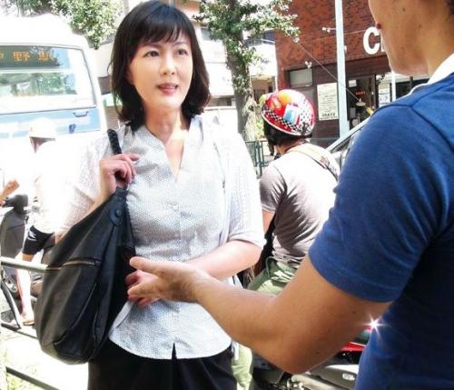 【熟女ナンパ】働くおばさんを口説いて不倫ハメ！パンストを引き裂いてチンポ挿入し性欲を発散させる！