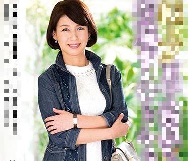 【初脱ぎ、熟女】51歳の美熟女な巨乳の奥様！かなり緊張しているが男優のテクで激しく感じるセックス大好きな主婦だった。