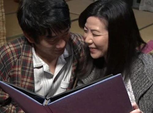 【ヘンリー塚本】入院中で妻がいない隙を伺って娘婿チンポを誘惑し不倫セックスに持ち込む痴女義母