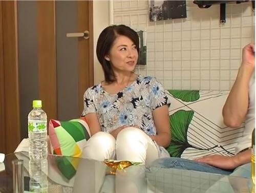 【熟女ナンパ】五十路おばさんを部屋へナンパで連れ込んで、イケメンが口説いて気分がのったまま不倫SEX