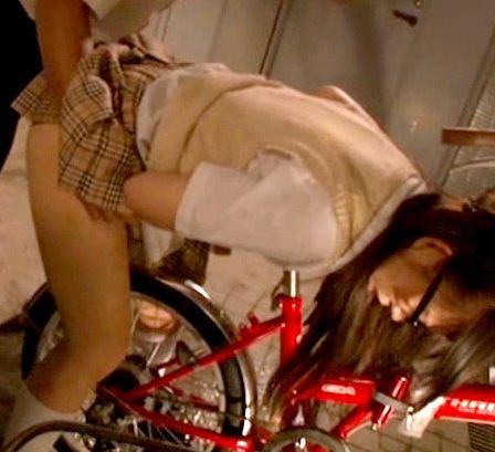 【痴漢レイプ】自転車のサドルでおま◯こ疼いちゃう！挿れてほしいんだろ？ほらパンパンしてやるよぉJKギャルに！