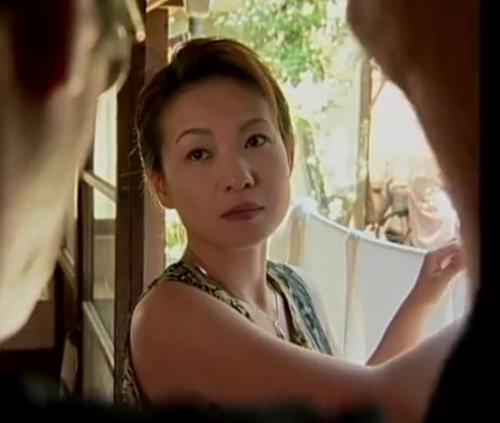【ヘンリー塚本】四十路の艶っぽい巨乳熟女を寝取ろうとする絶倫男二人。膣内を舌で掻き回すクンニからの生挿入。