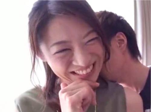 湘南生まれの元気一杯な四十路人妻の貧乳スレンダーボディ！