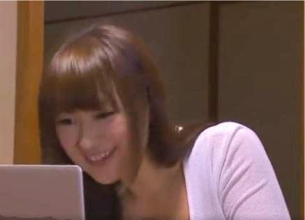 【痴漢】狙われた人妻…映画館で隣に旦那がいるのに変態男に身体を弄られる！それ以来つきまとうようになって…
