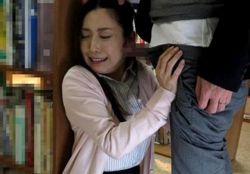 【レイプ】図書館で鬼畜教師に犯されてしまう人妻熟女…声を出せない空間で静かにイク！