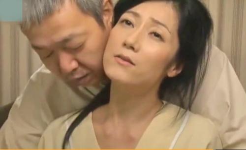【ヘンリー塚本】マジックミラーの向こうで旦那が見てる・・・興奮した巨乳の人妻が他人のサオを膣内に受け入れる公開不倫。