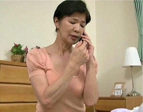 【人妻熟女】息子がオナニーに使っていたエロ本を見てしまい劣情を抱く母親…