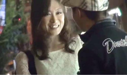 【熟女ナンパ】「私40歳超えてるんですよ～おばさんです～」必死に口説き落としてホテルで奥様を寝取っちゃいましょう！
