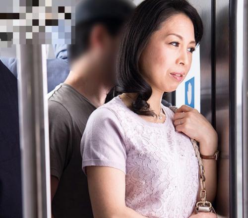 【痴漢】五十路人妻が電車で熟れた身体を物色される！久しく味わってなかった感触に股は濡れて悦んでいた…