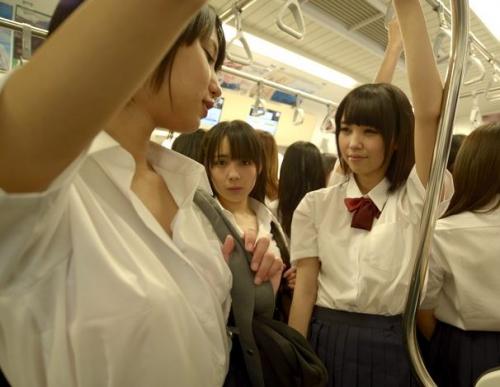【JK】電車で乗り合わせた制服美少女たちは暑さでムレッムレ！そのイヤらしさに勃起した男を逆痴漢！