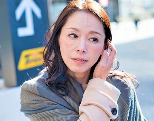逞しい若くてイキのいい肉棒に欲情バレバレの人妻…エッチの誘いを断るなんてありえない！
