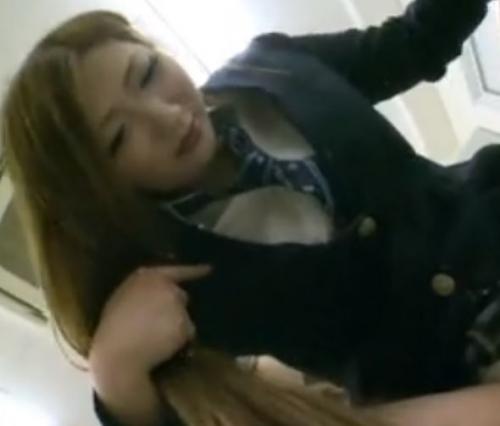 【痴女】「勃起しちゃってキモッ♡」同じクラスの制服ギャルがパンチラしてM男のチンポはビンビンに…