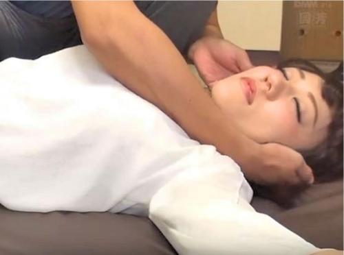 【昏睡レイプ】白シャツの爆乳人妻熟女を薬で眠らせ無理やり犯す！手足をしばり乳首をねっぷり堪能！