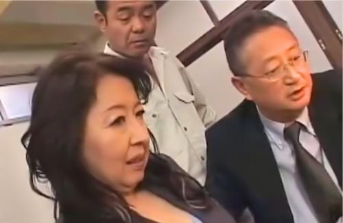 【六十路】脅迫されて変態おっさんたちに教室で辱めを受ける還暦熟女がヤバい！