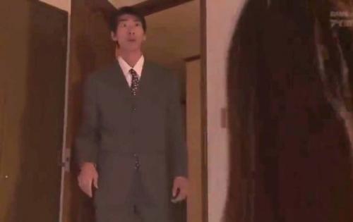 【人妻、浮気】スレンダー巨乳の美人妻が、まさかの自宅不倫！早く帰宅した旦那が現場を見てしまう！