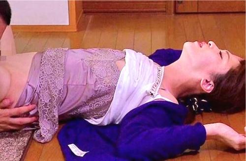 ダチの母親がエロすぎる…不良チンポを挿入したらイケないことだと分かっているのに腰を振りまくっていた