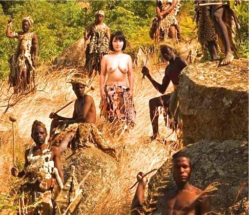 【リアルドキュメント】アフリカで看護を続ける巨乳美女、包み込むような母性の塊に少年たちの勃起が激しい！
