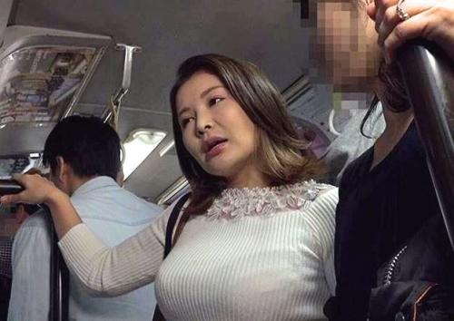 【熟女、痴漢】「おばちゃんを触ってどうするつもりなの？？」色っぽいおばさんの身体に欲情した男が電車内で犯す！