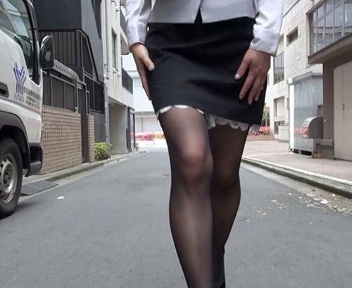 【痴漢】ミニスカデカ尻のOL人妻は犯されたい願望有り！電車で他人棒に触られ感じちゃってる痴女！