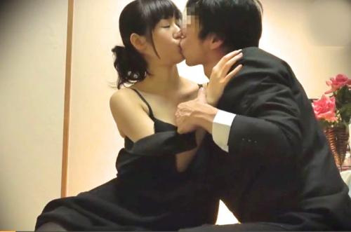 【中出し、熟女】喪服姿のスレンダーな未亡人が寂しさを紛らわす為に抱かれる！勢いで暴発し、まさかの中に流し込まれる精子！