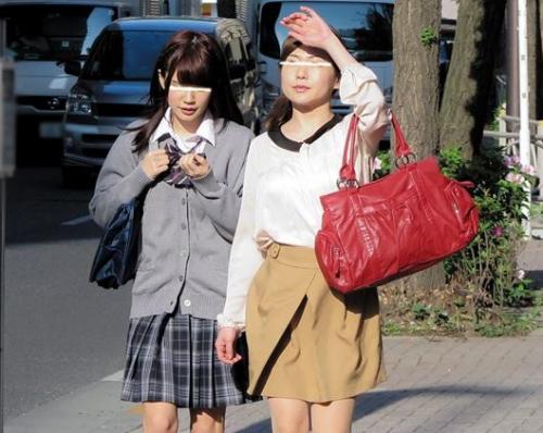 【親子丼レイプ】仲良い母娘を捕まえて強姦！娘が犯されるのを庇おうとする母親の愛はチンポの前に崩れ去る…