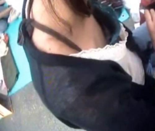【盗撮】「奥さん見えちゃってますよ♡」フリーマーケットで見つけたお姉さんたちの貧乳胸チラをGET！