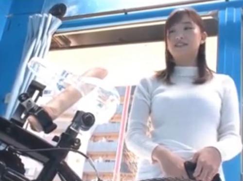 【MMナンパ】アクメ自転車で感じちゃう人妻！生チンの誘惑に負けてそのまま挿入を許しちゃう…