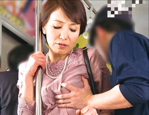 六十路熟女が電車で痴漢に…身体を撫で回されて発情したことが忘れられず再びあの場所へと…